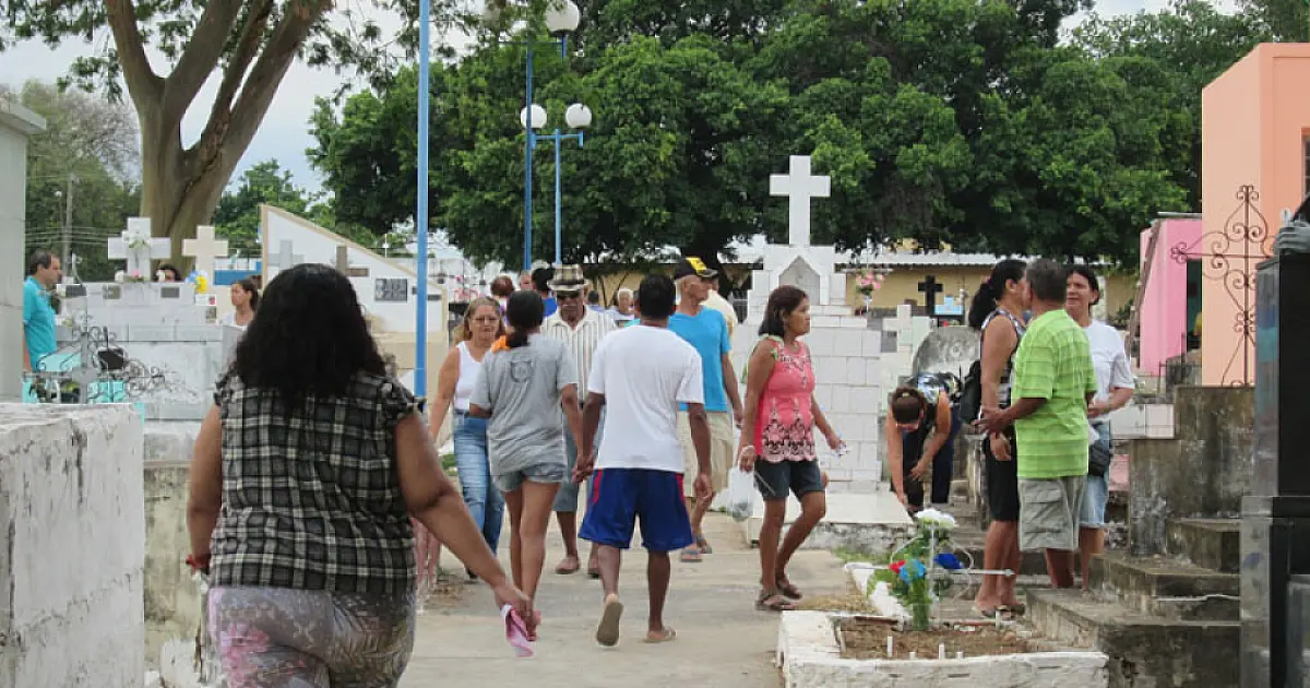 Cemitério recebe visitantes até às 19 horas neste Finados