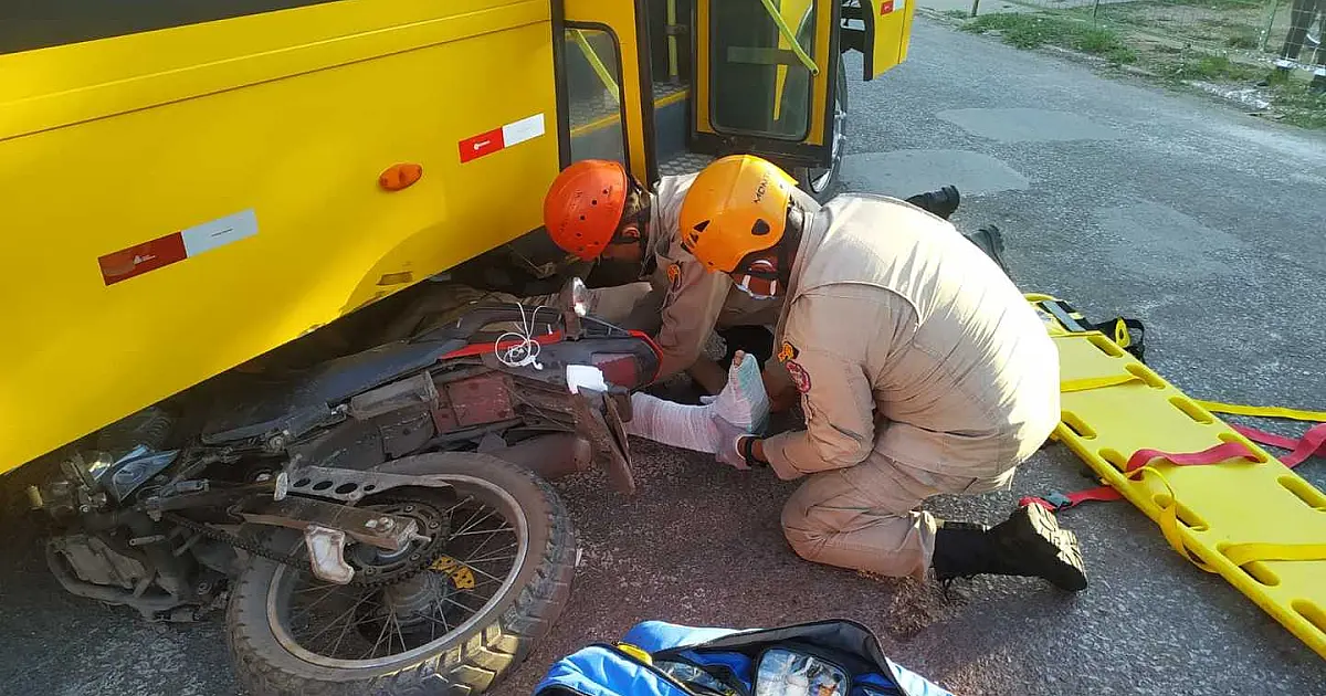 Após colisão motociclista vai parar embaixo de ônibus