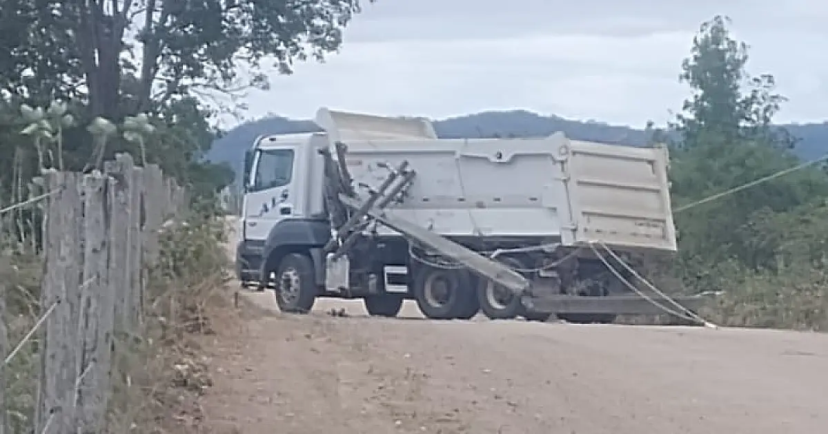 Caminhão atinge poste e provoca risco elétrico em estrada de Corumbá