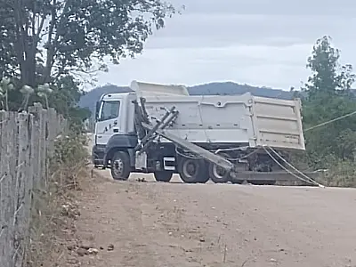 Caminhão atinge poste e provoca risco elétrico em estrada de Corumbá