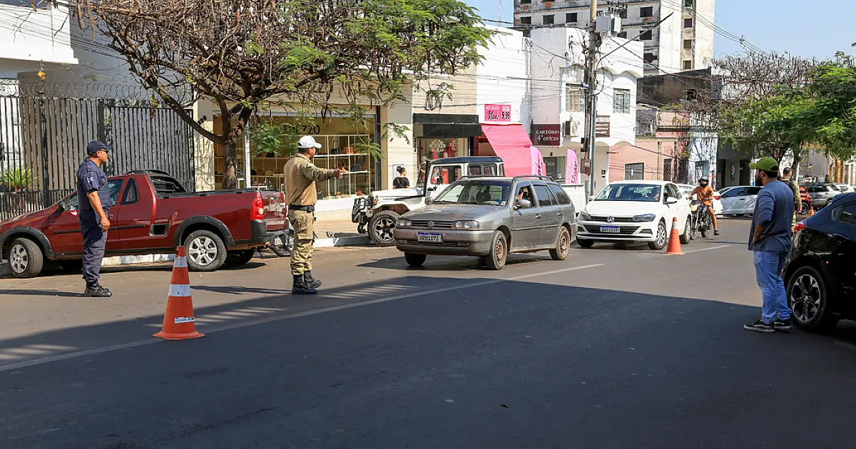 Blitz no centro fiscaliza irregularidades e prepara agentes de trânsito em formação
