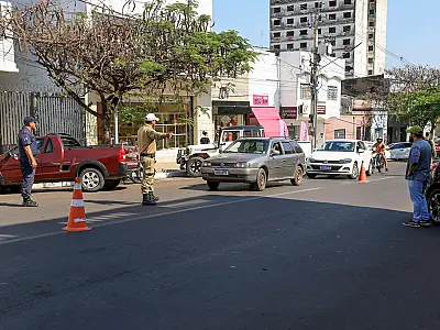 Blitz no centro fiscaliza irregularidades e prepara agentes de trânsito em formação