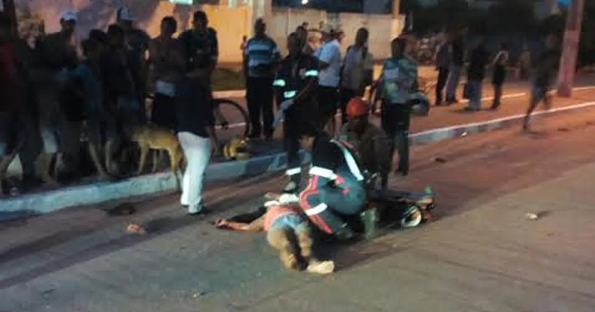 Mulher morre na hora e homem horas após queda acidental de moto