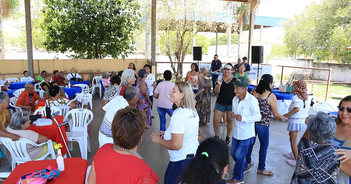 Idosos celebram mês especial com almoço dançante e muita animação