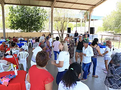 Idosos celebram mês especial com almoço dançante e muita animação