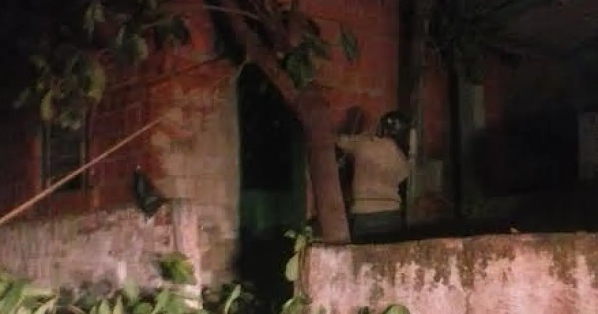 Vento forte derruba árvore sobre casa em Ladário