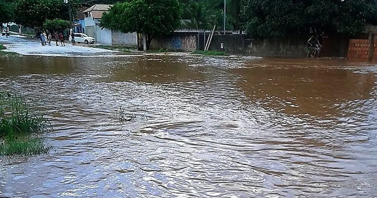 Chuva causa estragos e provoca acidentes em Corumbá