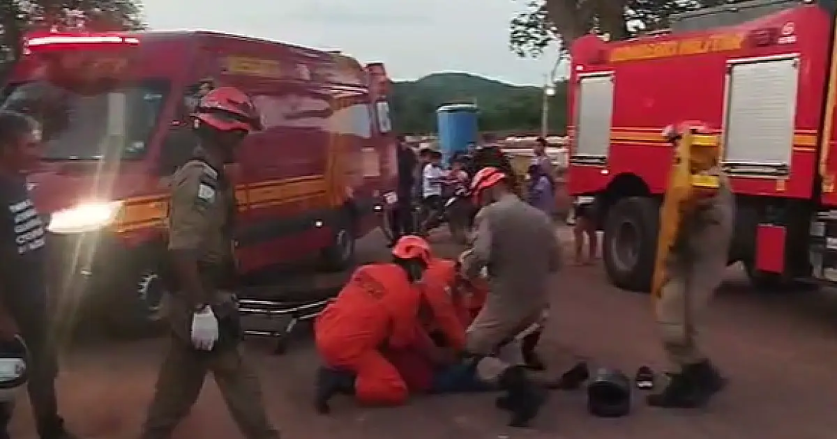 Colisão entre motos causa fratura exposta em condutor