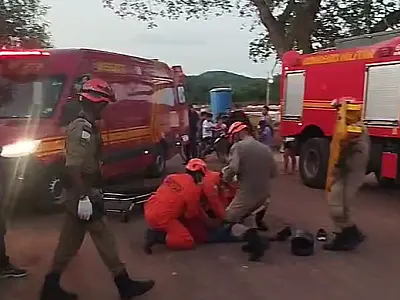 Colisão entre motos causa fratura exposta em condutor