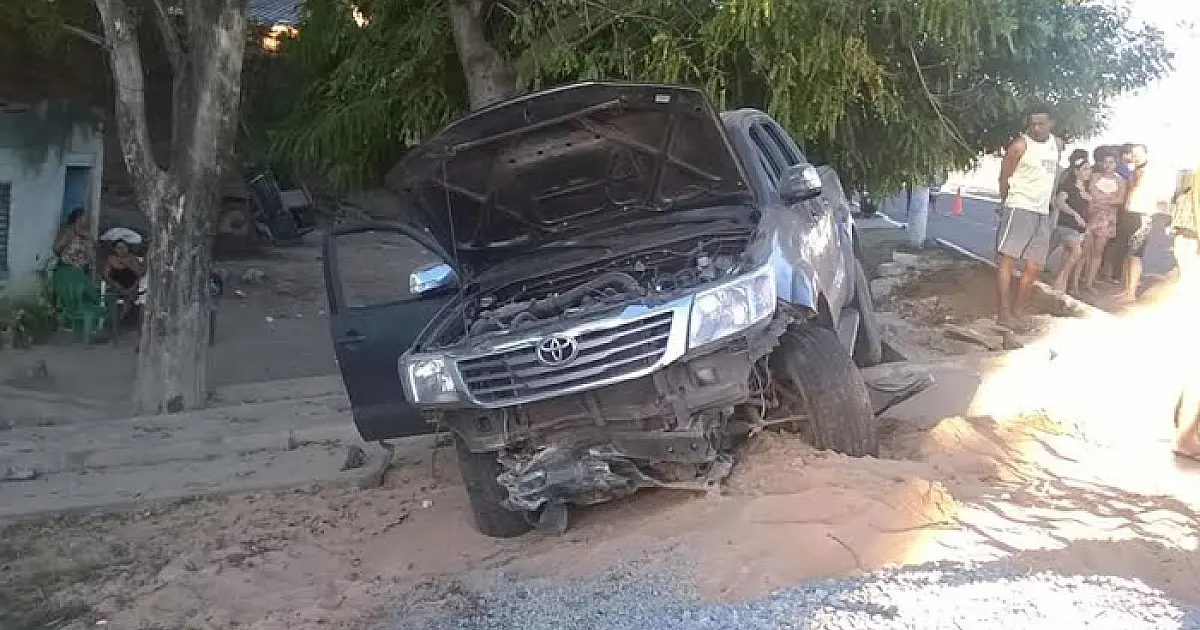 Caminhonete conduzida por menor invade calçada na Rio Branco