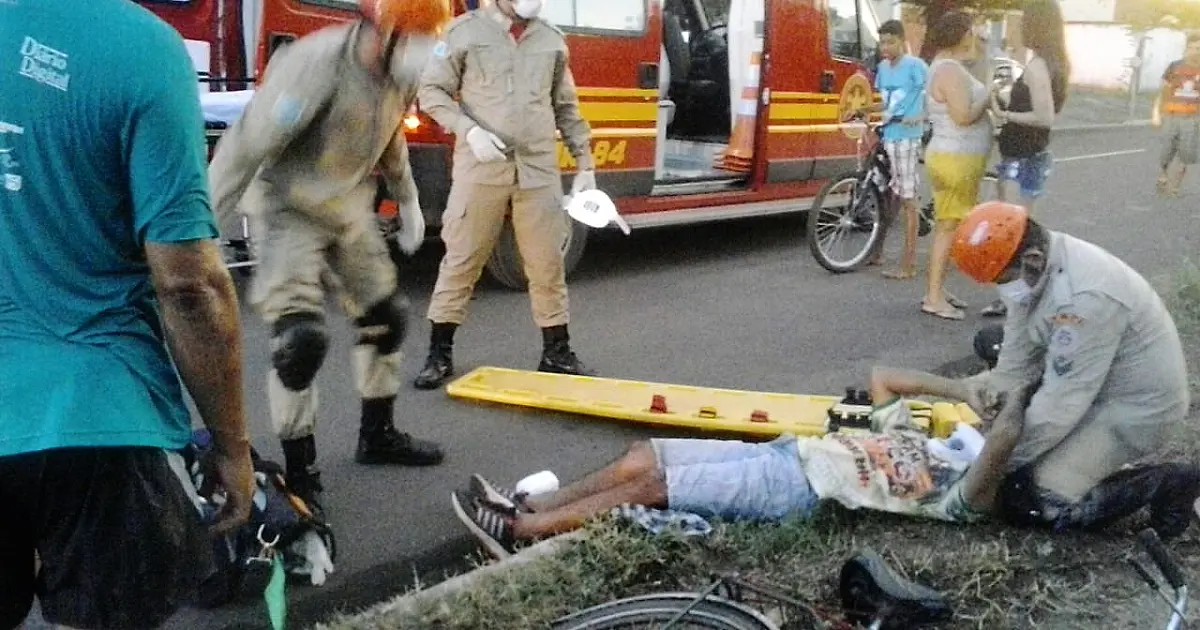 Motoqueiro bate em ciclista e foge do local do acidente