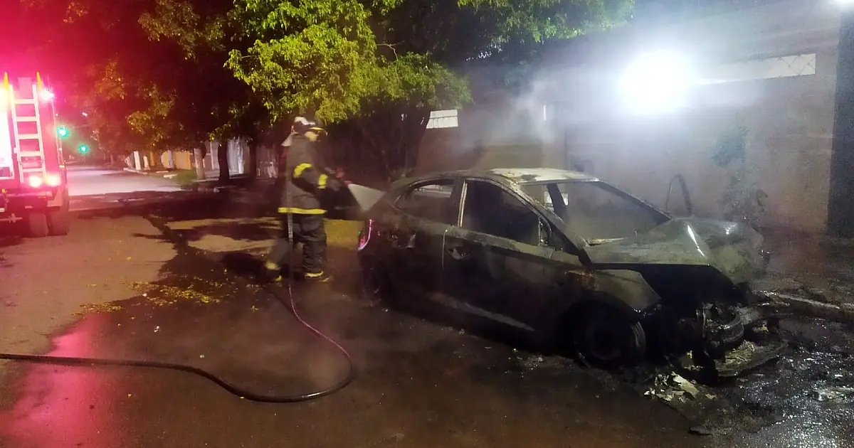 Incêndio em veículo é destaque no plantão dos Bombeiros