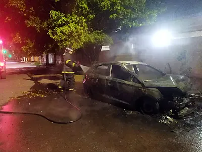 Incêndio em veículo é destaque no plantão dos Bombeiros