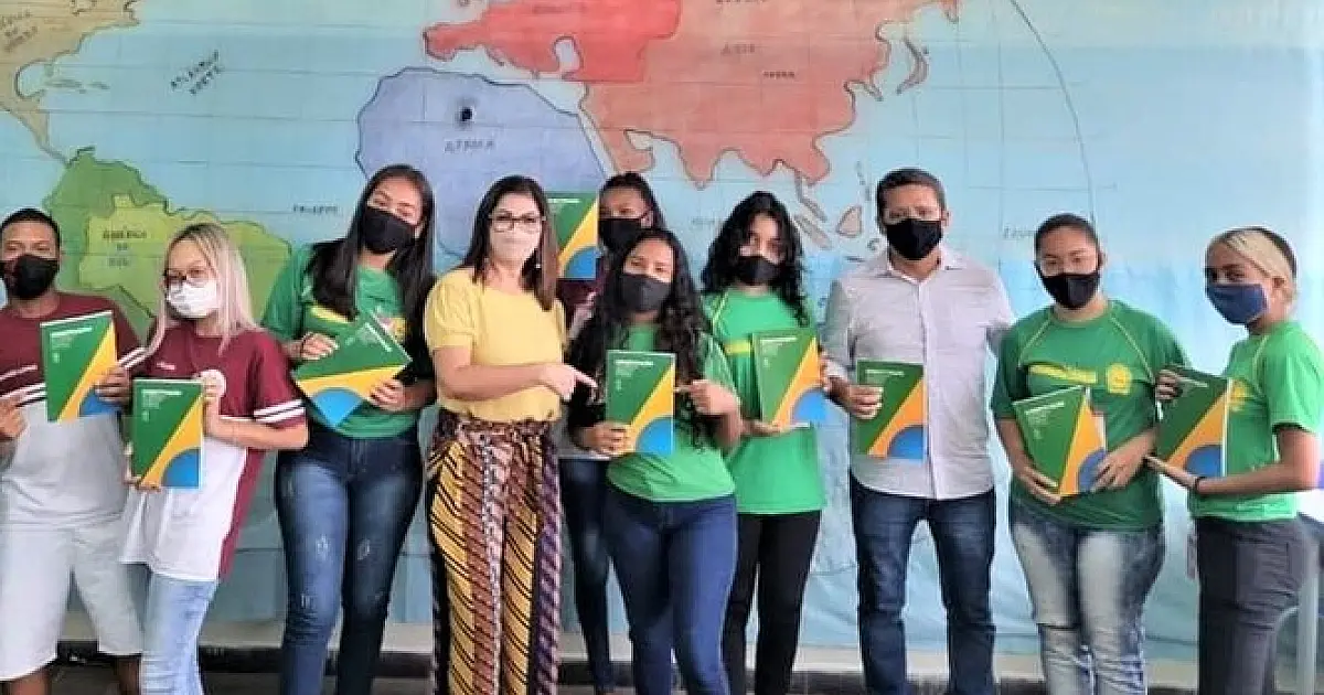 Alunos da Escola JGP recebem doação de livros para a Biblioteca Jurídica