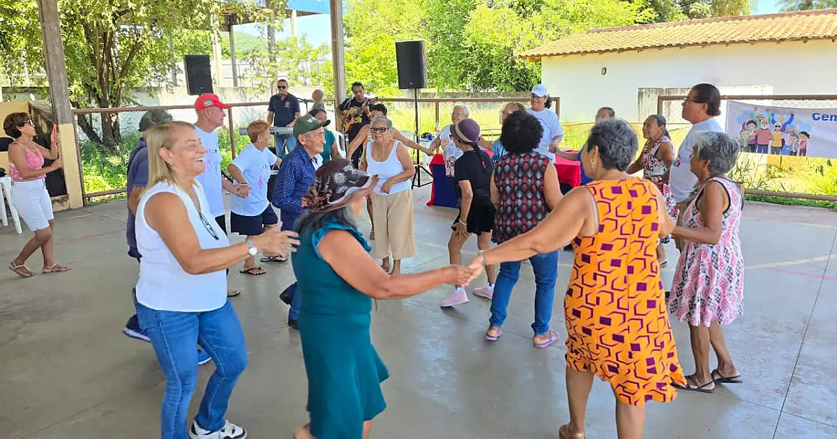 Almoço dançante no Centro de Convivência do Idoso alerta para campanha 'Janeiro Branco'