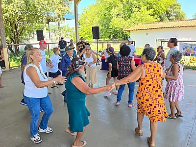 Almoço dançante no Centro de Convivência do Idoso alerta para campanha 'Janeiro Branco'
