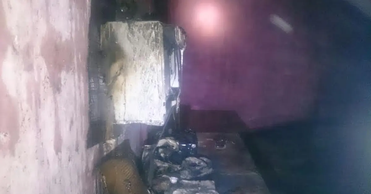Vela provoca incêndio em quarto de residência