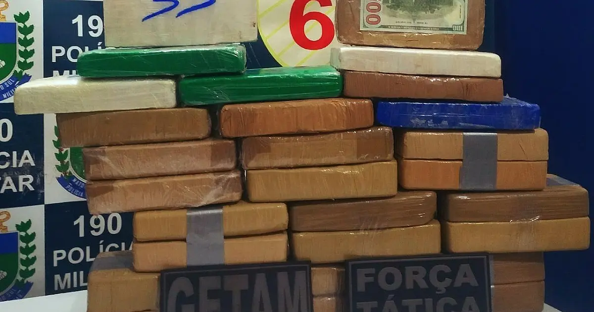 PM impede tráfico de 29 quilos de cocaína e prende foragidos