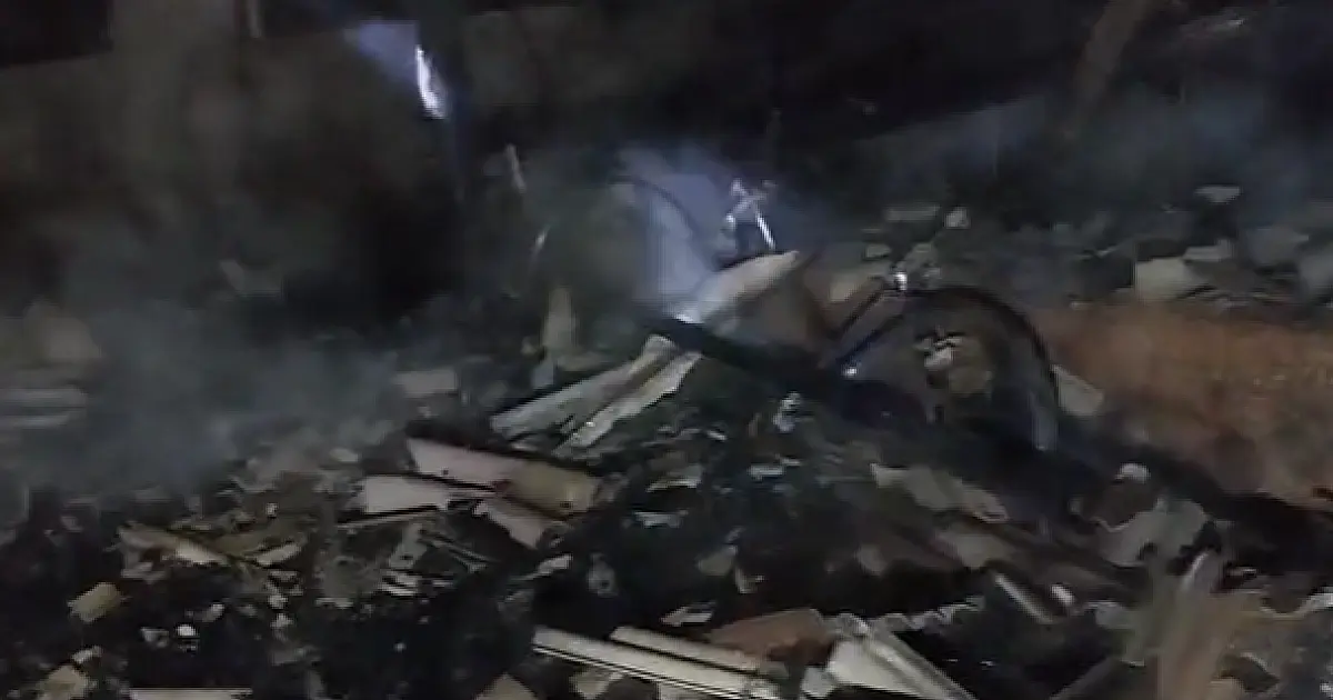 Incêndio destrói casa de madeira e moradora suspeita de ato criminoso