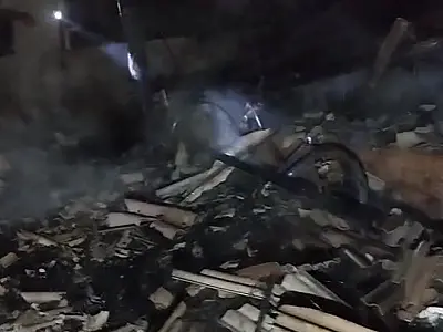 Incêndio destrói casa de madeira e moradora suspeita de ato criminoso