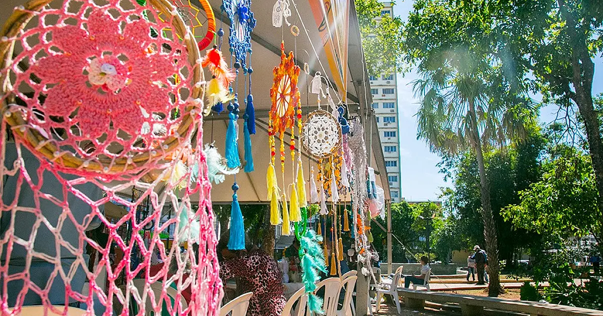Jardim do Artesanato expõe e comercializa trabalhos de artesões da cidade