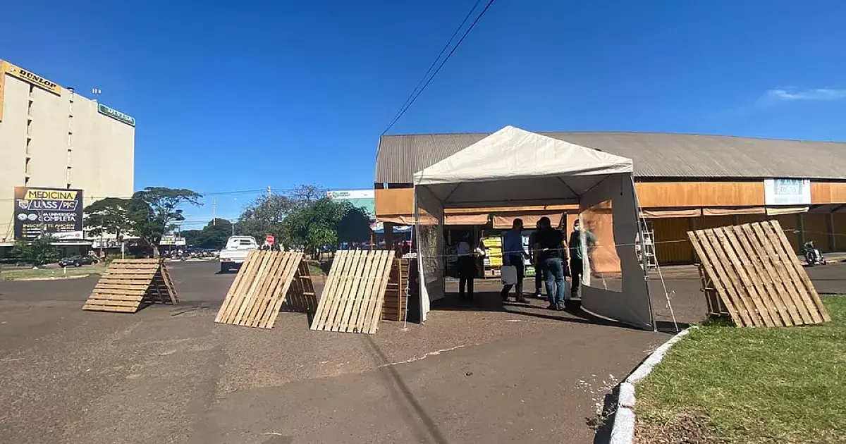 Paraguai libera delivery na fronteira com o Brasil com entregas pela cerca que 'fecha' o país