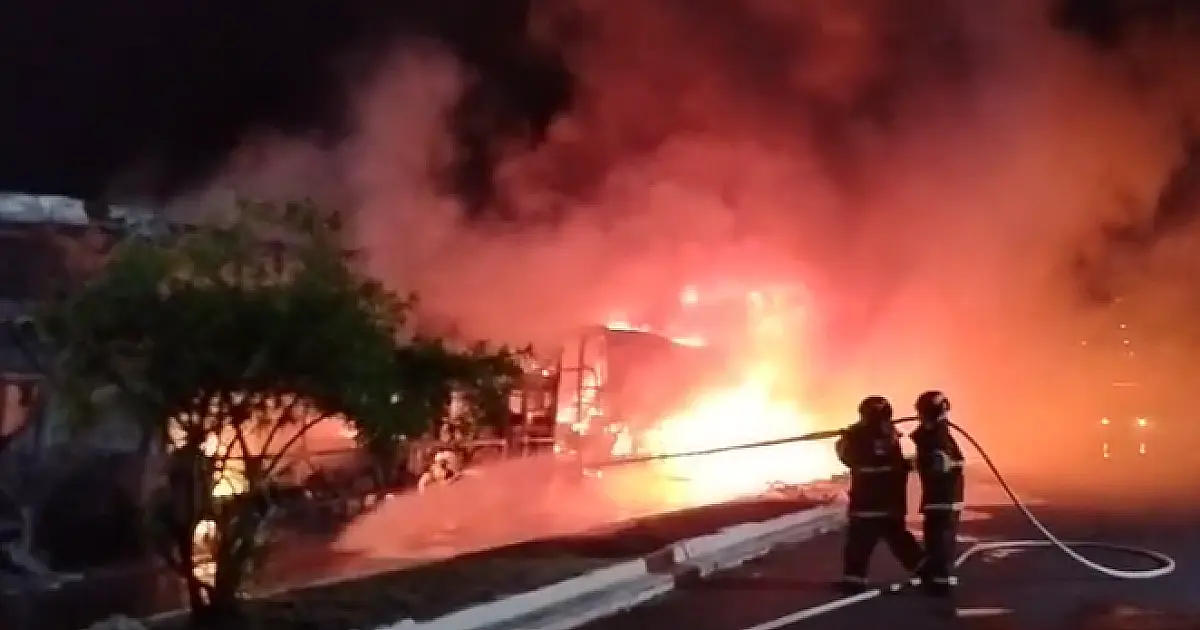 Incêndio que destruiu dois ônibus no centro pode ser criminoso