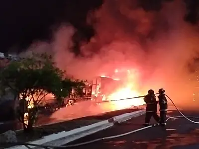 Incêndio que destruiu dois ônibus no centro pode ser criminoso