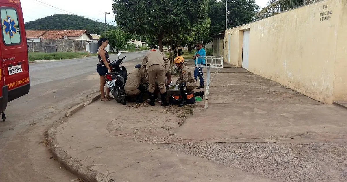 Colisão deixa motociclista levemente ferido