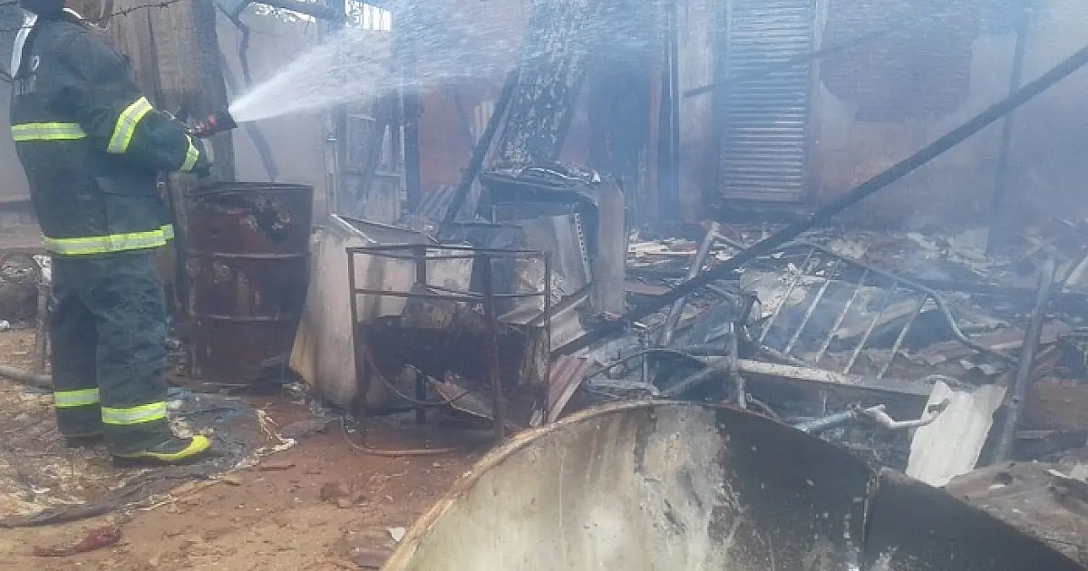 Criança incendeia edícula brincando com fósforo