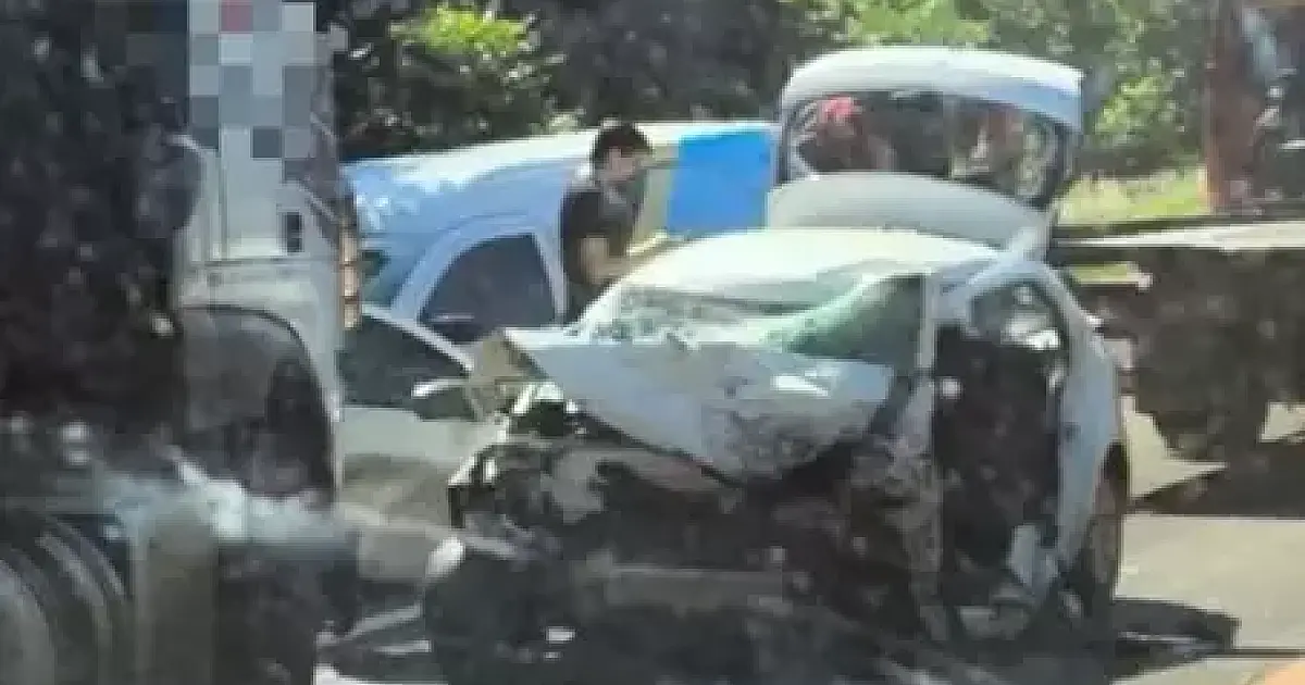 Motorista morre ao bater carro de frente com carreta na BR-262