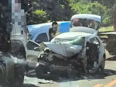 Motorista morre ao bater carro de frente com carreta na BR-262