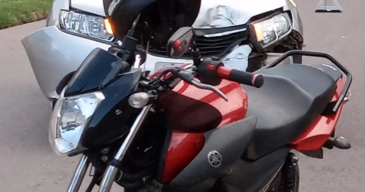 Bombeiros atendem colisão de carro e moto no Popular Velha