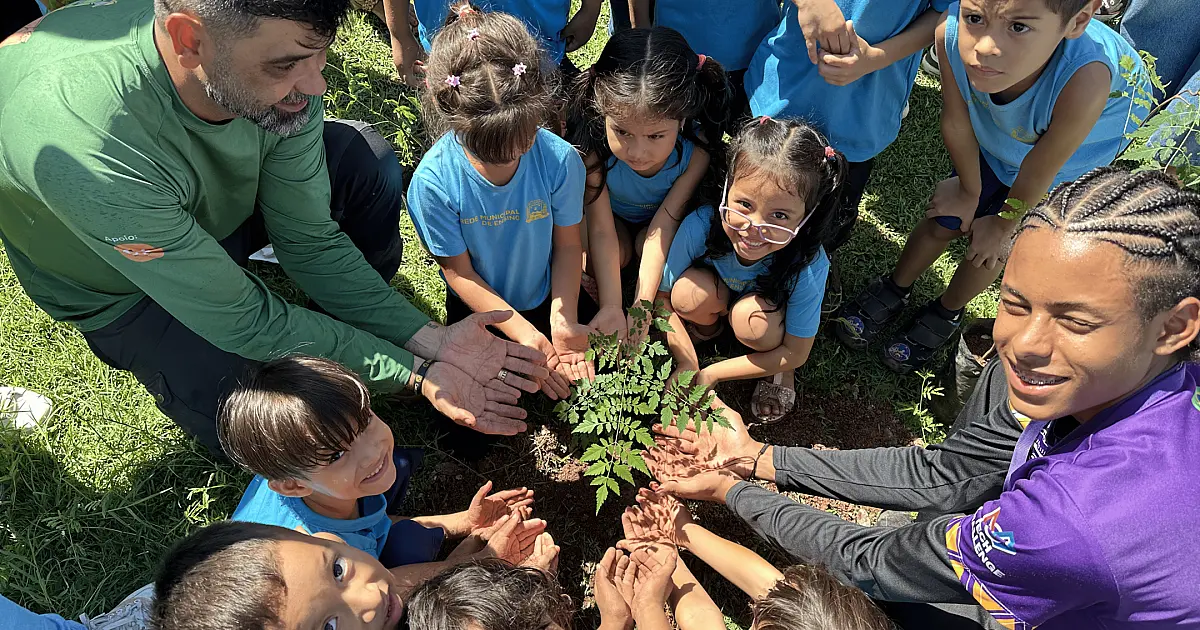 Crianças e adolescentes participam de plantio em comemoração aos 23 anos do IHP