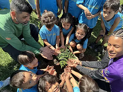 Crianças e adolescentes participam de plantio em comemoração aos 23 anos do IHP