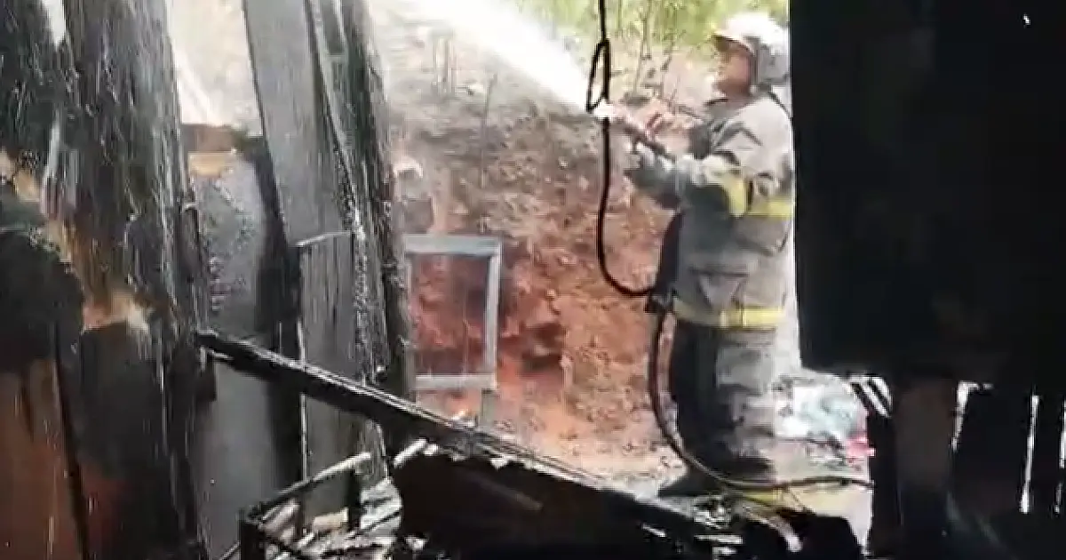 Casa de madeira pega fogo em área de ocupação próxima ao antigo lixão