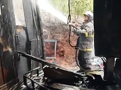 Casa de madeira pega fogo em área de ocupação próxima ao antigo lixão