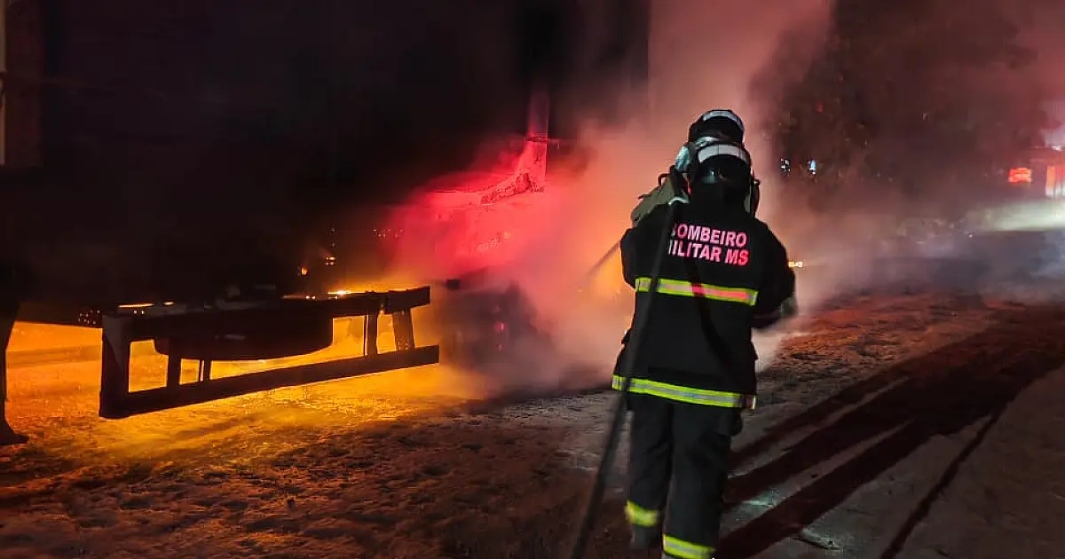 Carreta carregada com minério pega fogo na estrada da Codrasa