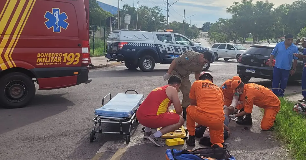 Motociclista sofre hemorragia e suspeita de fratura em colisão com carro