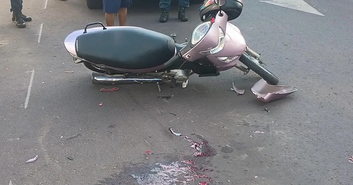 Motociclista fica desorientada em colisão com carro na Dom Aquino