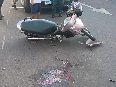Motociclista fica desorientada em colisão com carro na Dom Aquino