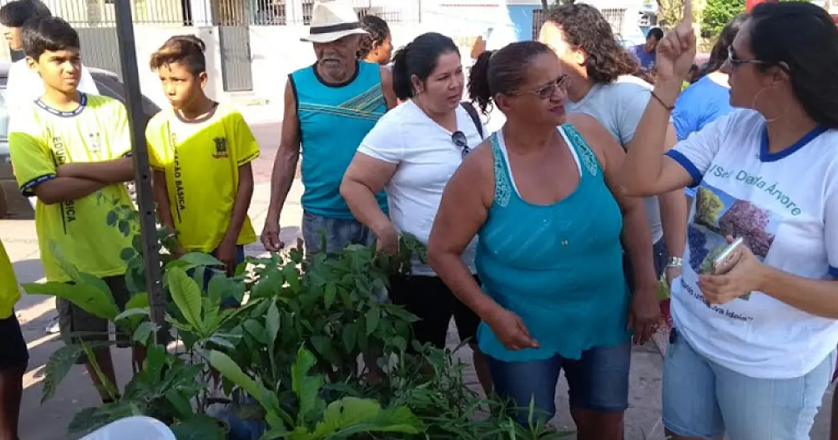 Ladário distribui mudas de árvores nativas e exóticas em comemoração ao dia da árvore