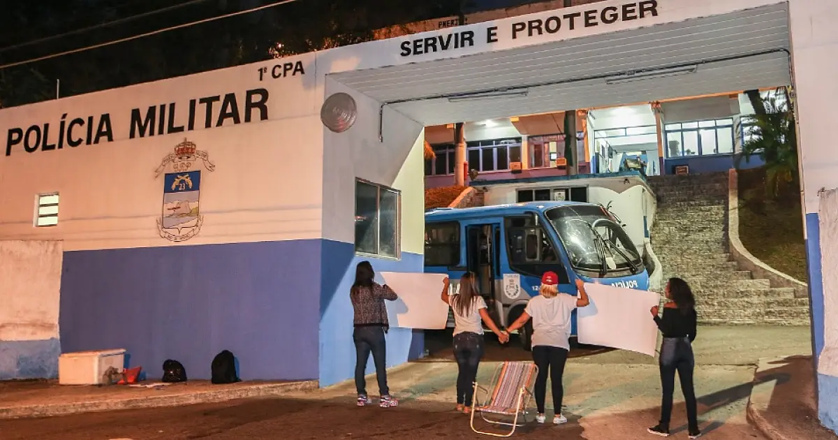 Manifestantes impedem saída de viaturas em cinco batalhões no Rio