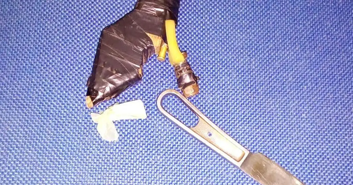 Dupla é presa com arma artesanal municiada, droga e faca