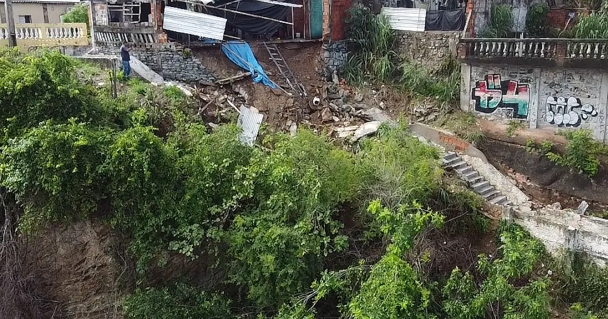 Deslizamento bloqueia acesso no Beira Rio e mobiliza equipes em Corumbá