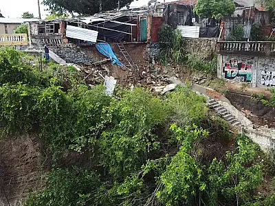 Deslizamento bloqueia acesso no Beira Rio e mobiliza equipes em Corumbá