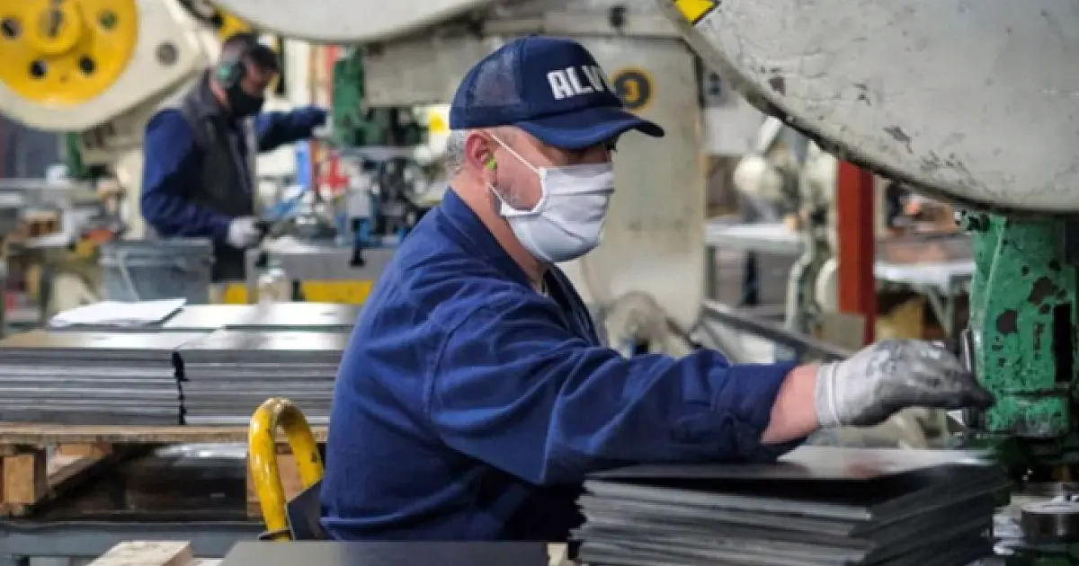 Indústria fecha 2021 com alta de 5,58% no total de empregados