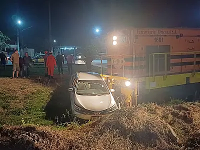 Trem arrasta carro por 20 metros e motorista sai sem ferimentos