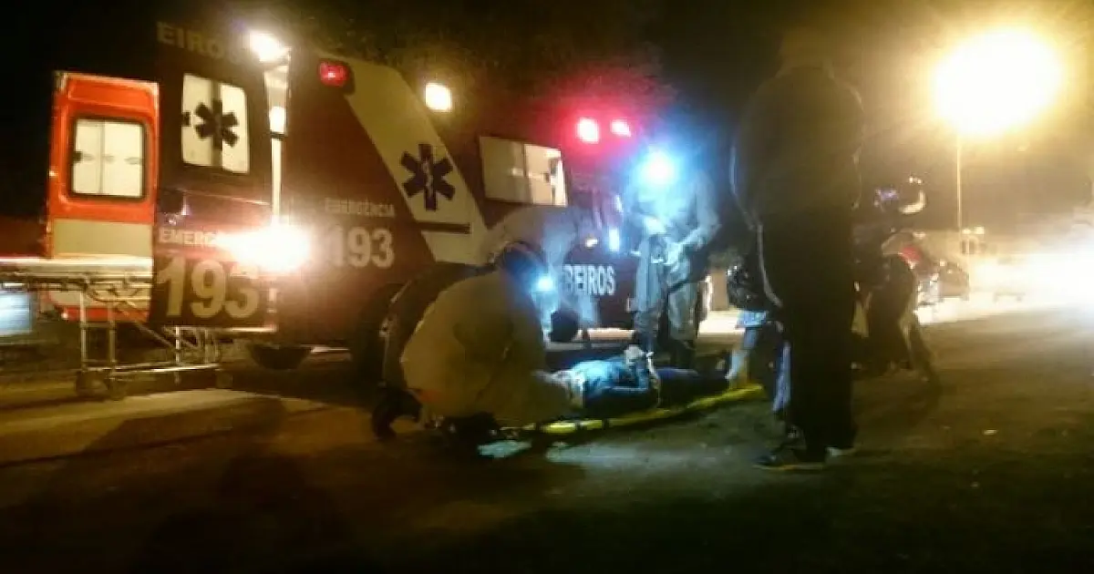 Colisão entre carro e moto deixa vítima com suspeita de fratura