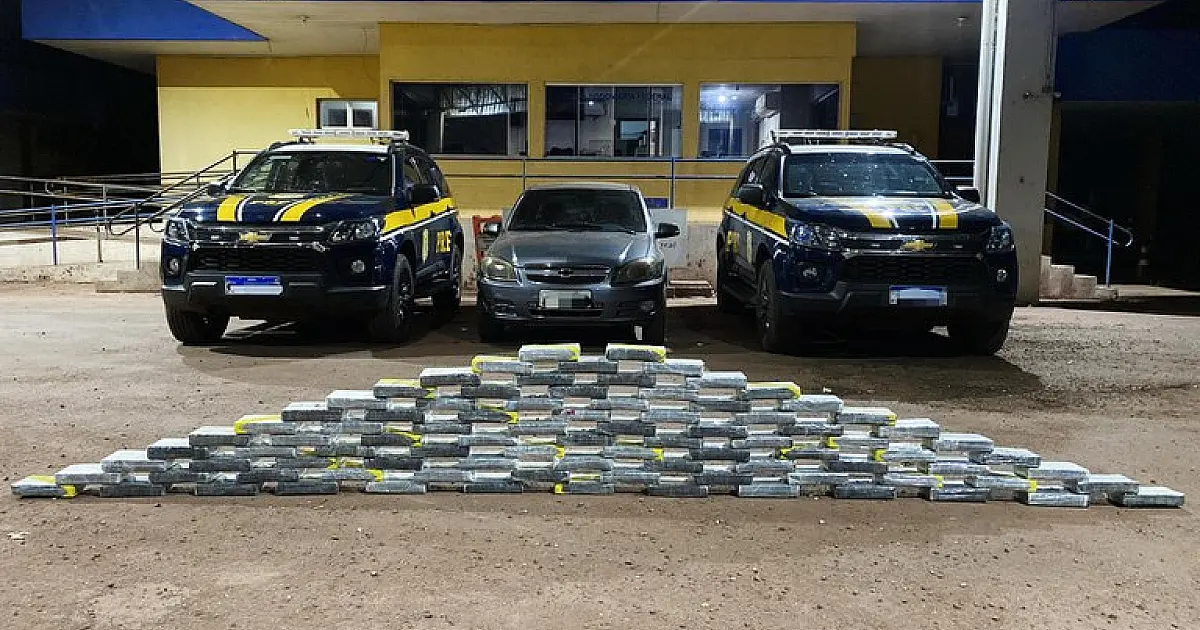 PRF apreende 97 kg de cocaína em carro com passageiros que tentaram fugir